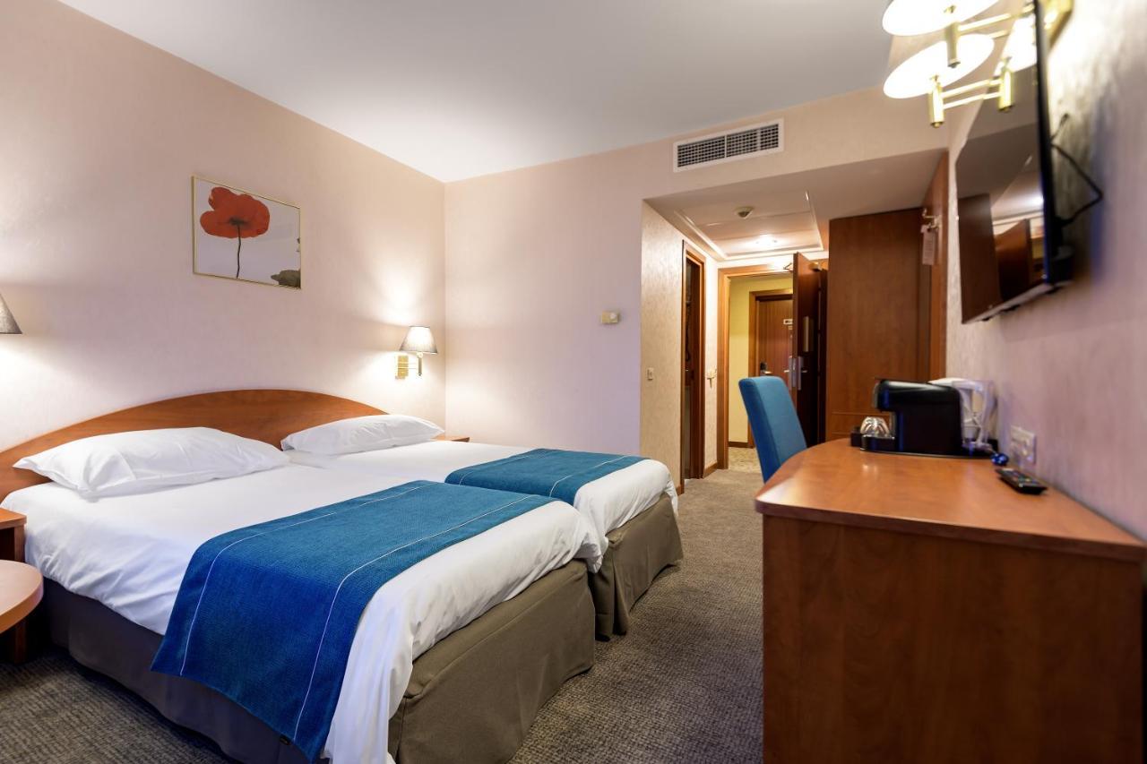 Ramada By Wyndham Bucharest Parc Hotel Dış mekan fotoğraf