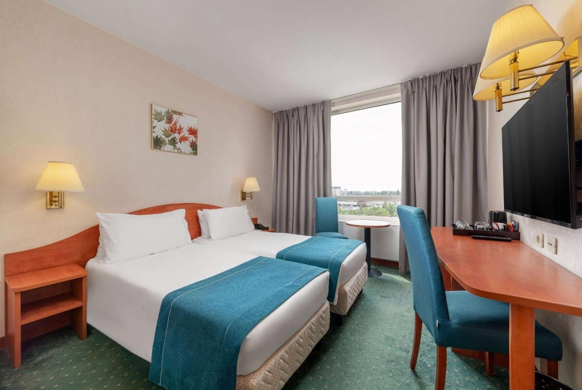 Ramada By Wyndham Bucharest Parc Hotel Dış mekan fotoğraf
