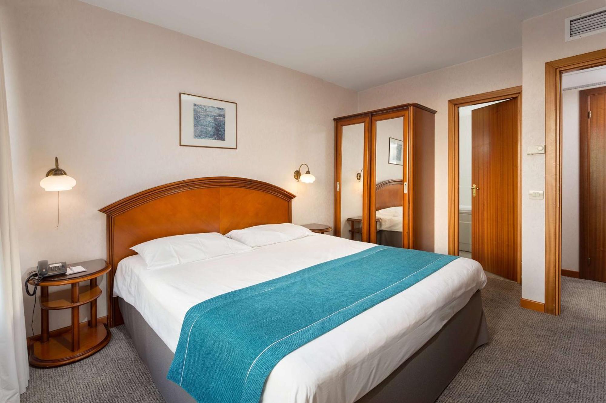 Ramada By Wyndham Bucharest Parc Hotel Dış mekan fotoğraf